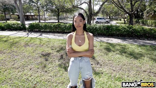 Блеск налички обнажает титьки