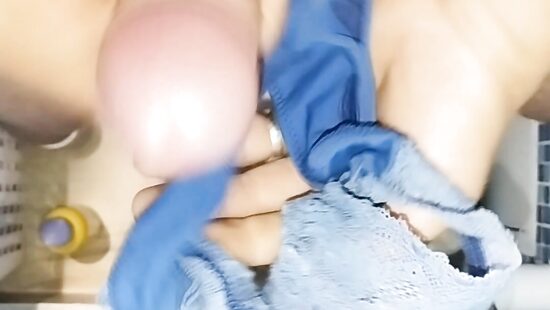 Кончает на трусики мамы