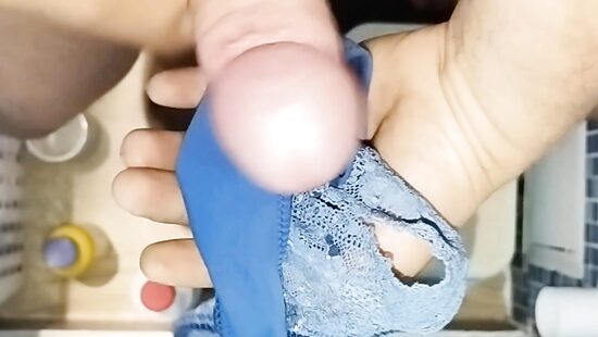 Кончает на трусики мамы