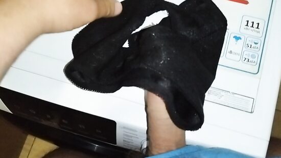 Дрочка на мамины трусики