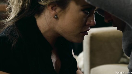 Жопастая блондинка сексом поддерживает друга в трудную минуту