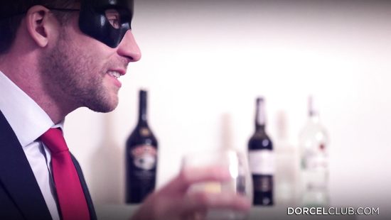 Сбежав с вечеринки, бородач на лестнице отодрал рыжую тёлку в чулочках