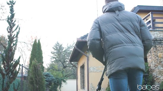 Поклонник проник в спальню тонкой блондинки и трахнул её