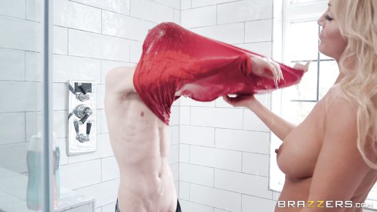 Пасынок подсмотрел за грудастой мачехой в ванной и отодрал её в душе