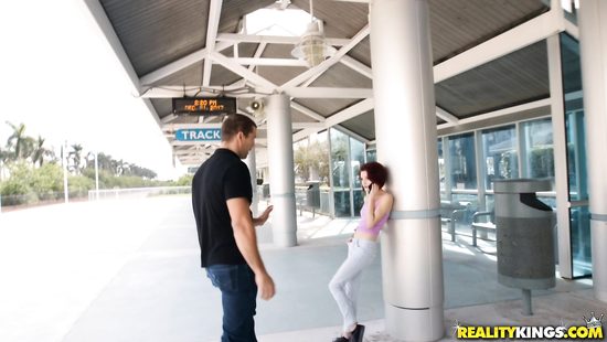 Таксист снял на вокзале грудастую тёлку и трахнул её на природе