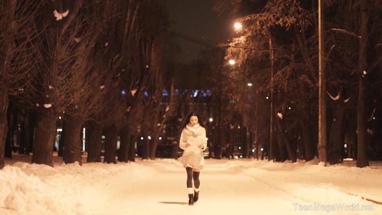 Встретил заблудившуюся туристку в зимнем парке и дома согрел красотку сексом