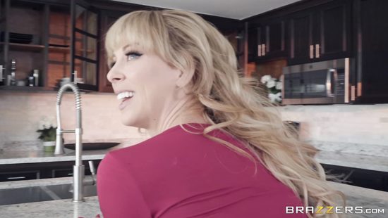 Милфа соскучилась по анальному сексу и дала уборщику трахнуть себя в попу