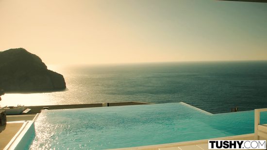 Обеспеченный развратник на своей вилле прочистил очко молодой рыжухе