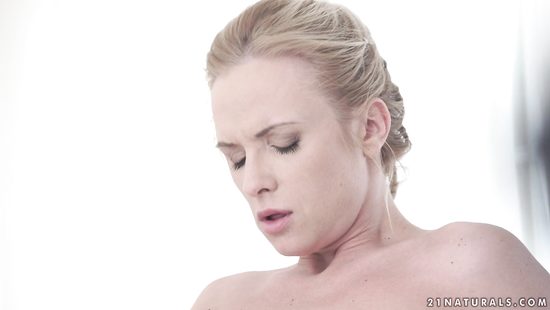 Нежная симпатичная блондинка любит сосать член своего бойфренда