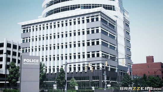 Следователь проводит допрос задержанной при помощи анального секса