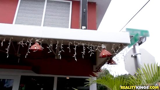 Приболтал симпатичную блондину на перепих за деньги и трахнул её