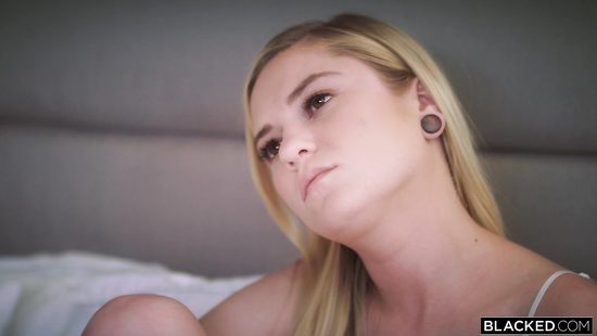 Белая тёлка тащится от здоровенного чёрного члена негритоса