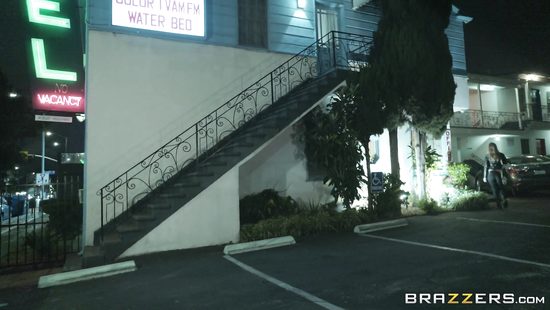 Мошенница за молчание дала усатому мужику и разрешила кончить в вагину