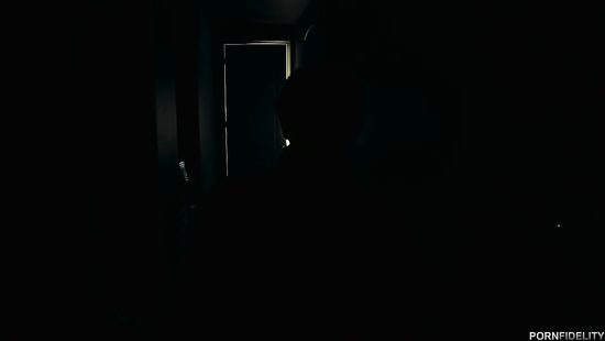 Кузен поддался на провокацию и отодрал грудастую блондинку в спальне