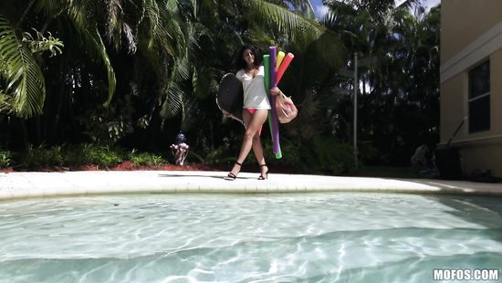 Попросила научить друга плавать в бассейне, пообещав взамен крутой минет