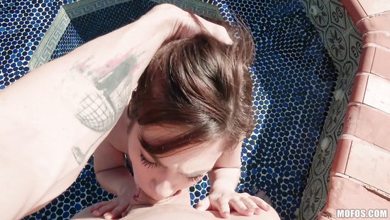 Проводив предков в отпуск, брюнетка позвала соседа трахаться в бассейне