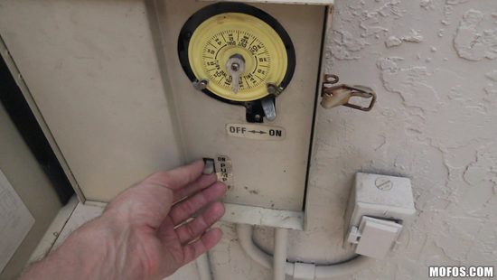 Рыжая нимфа у бассейна соблазнила парня и отсосала ему от первого лица