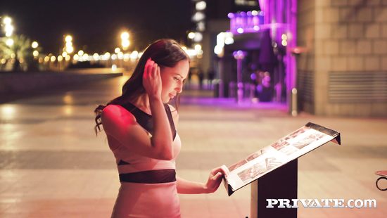 Настойчивый чувак сумел раскрутить на трах сексуальную соседку