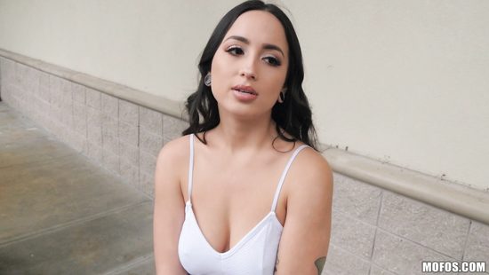 Пикапер за деньги дал за щеку и трахнул невероятно красивую брюнетку