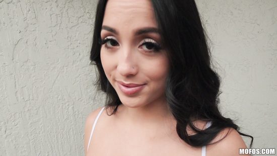 Пикапер за деньги дал за щеку и трахнул невероятно красивую брюнетку