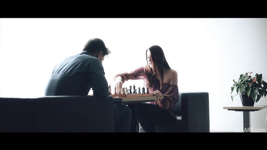 Красивая рыженькая тёлка проиграла товарищу в шахматы свою лысую пилотку