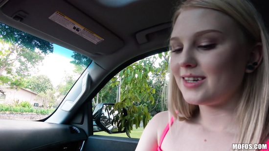 Подвёз студентку блондинку и по пути раскрутил на минет и секс