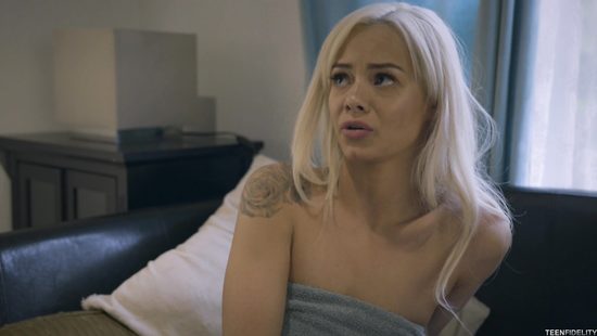 Грабитель тайком пробрался в дом и украл у блондинки её честь