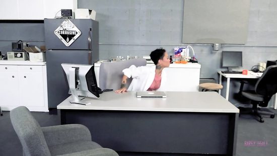 Темнокожая лаборантка не устояла перед обаянием смазливого практиканта