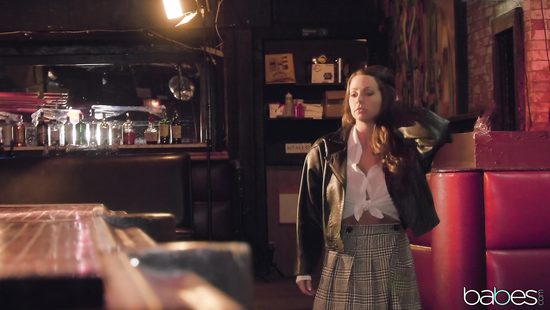 Дерзкая красотка развела на секс в кафе припозднившегося клиента