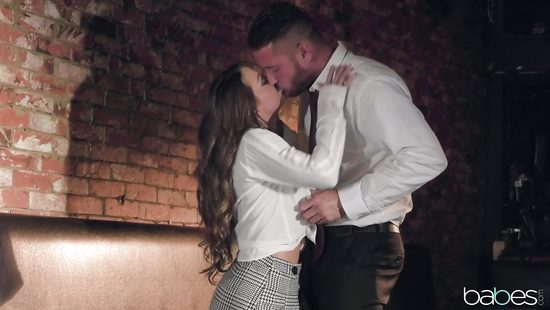 Дерзкая красотка развела на секс в кафе припозднившегося клиента