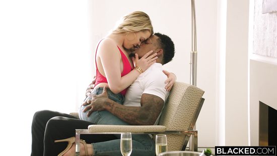 Смелая белая девка не отказалась от секса сразу с двумя негритосами