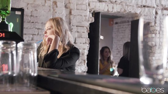 Подцепил в баре роскошную блондинку и развёл красотку на жаркий секс