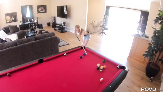 Глупая блондинка проиграла в бильярд свою киску и тут же рассчиталась