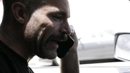 Усатый полицейский снял молодую проститутку и трахнул её на халяву