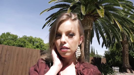 Одинокая грудастая милфа развела мужика на анальный перепих