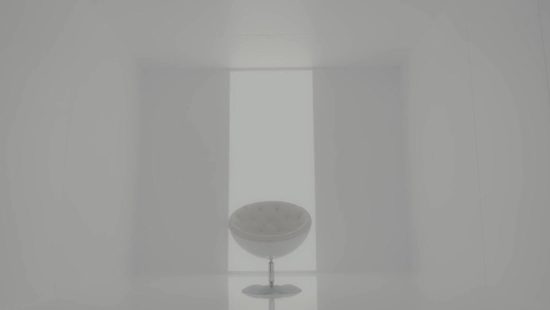 Горячая молодая брюнетка разбудила бойфренда сладким минетом