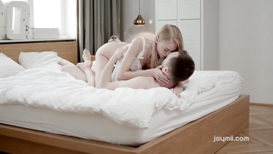 Утренний секс молодой красивой пары с окончанием во влагалище