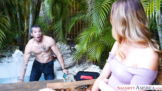 Мастер по ремонту бассейнов показал любопытной тёлке член и трахнул её