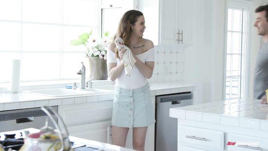 Отчим не справился с искушением и чпокнул сексуальную падчерицу