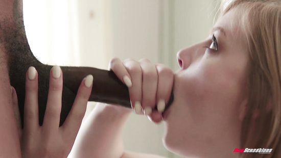 Белая тёлка живёт с негром и наслаждается с ним жарким сексом