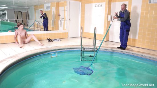 Старый чистильщик бассейнов трахнул голодную молодую хозяйку