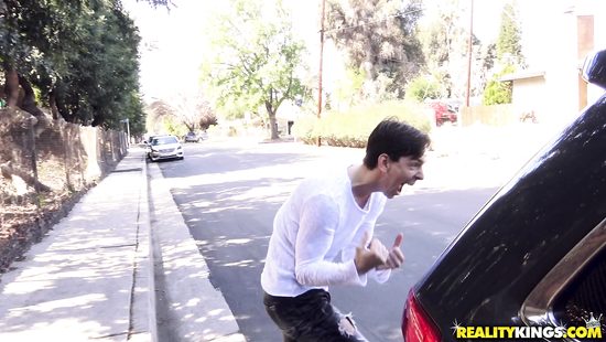 Помог глупой тёлке с ремонтом и трахнул грудастую девушку дома