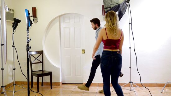 Предложил девке фотографу положить фотик и обратить внимание на его пенис