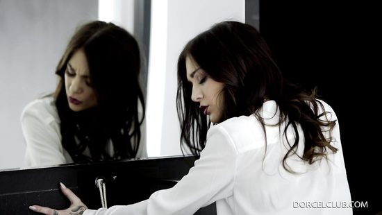 Осторожный мужик трахнул в попу с презервативом красивую давалку