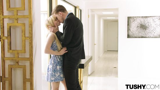 Русский член Лёхи Маетного чуть не порвал очко симпатичной американке