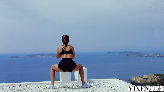 Красивый секс богатого мажора с блондинкой на роскошной вилле