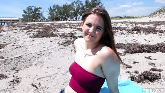 Пикапнул девчонку на берегу моря и трахнул её в кустах за деньги