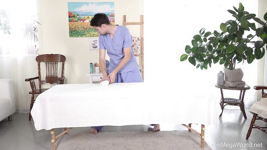 Скромная тёлка пришла на массаж и была проткнута членом массажиста