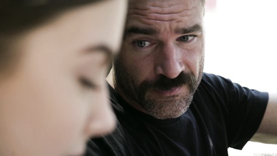 Полицейский в номере отеля на халяву отодрал молодую проститутку