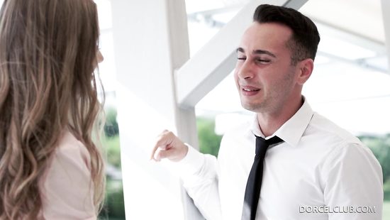 Начальник отдела после работы отпердолил двух секретарш лесбиянок